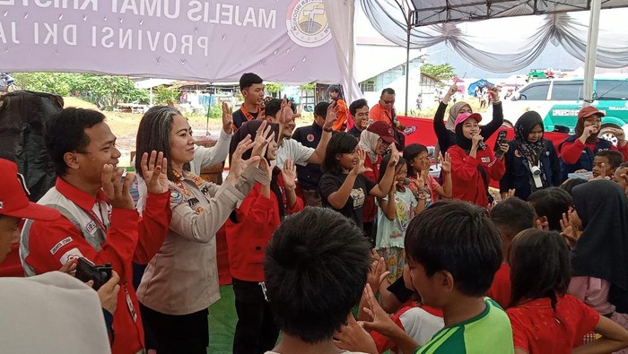 Polda Metro Jaya turun ke lokasi pengungsian korban kebakaran di Kapuk Muara, Penjaringan, Jakarta Utara.