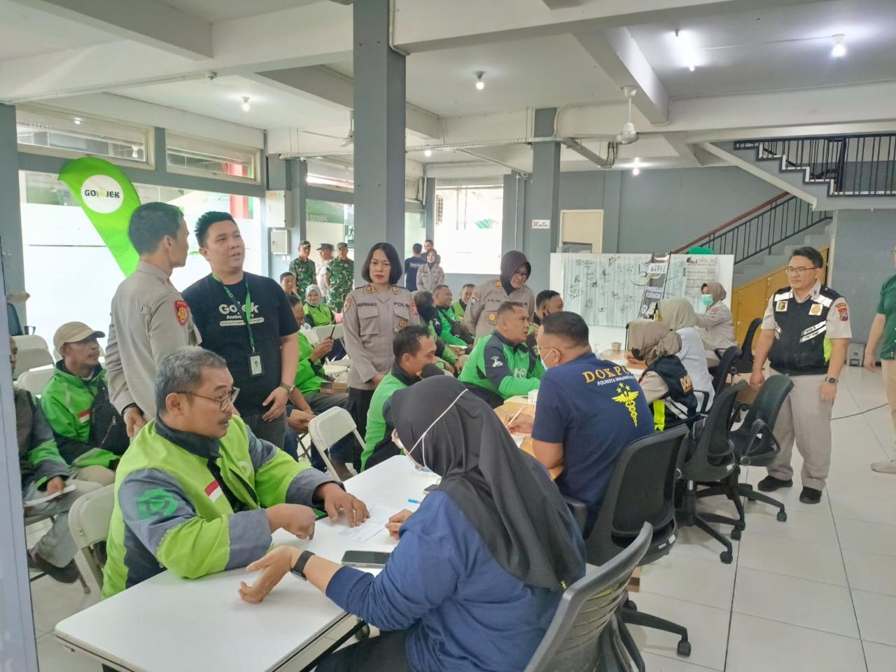 Ribuan pengemudi ojek online (Ojol) di Jawa Timur (Jatim) turut merasakan berkah pada Hari Bhayangkara ke - 79.