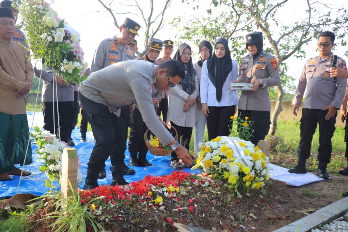 Baharkam Polri berziarah ke makam almarhum Briptu Anumerta Ghalib Surya Ganta, Kamis (26/6/2025) pukul 07.30 WIB, dalam rangka memperingati Hari Bhayangkara ke-79.