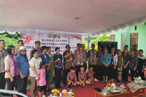 Hari Bhayangkara ke-79, Tim Penilai Lomba 3 Pilar Tingkat Nasional dari Baharkam Polri melakukan peninjauan langsung ke Posko Tiga Pilar Kamtibmas Kelurahan Dua Saudara, Kecamatan Ranowulu, Kota Bitung, Provinsi Sulawesi Utara, pada Kamis (12/6/2025).