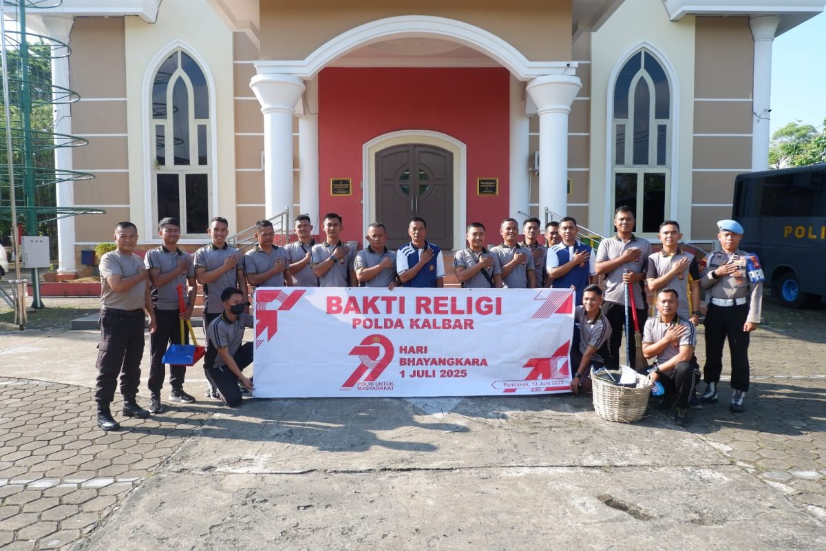 Hari Bhayangkara ke-79, Polda Kalimantan Barat (Polda Kalbar) menggelar kegiatan Bakti Religi di sejumlah rumah ibadah yang tersebar di Kota Pontianak pada Jumat pagi, (13/6).
