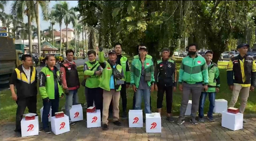 Polri menggelar Bakti Kesehatan (baktikes) dengan memberikan bantuan dan pelayanan kepada masyarakat. Kegiatan ini mendapatkan sambutan hangat dari banyak warga.