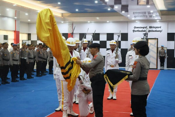 Polda Sulawesi Utara menggelar upacara pemuliaan nilai-nilai luhur Tribrata, pencucian Pataka Polda Sulut "Maesa'an Waya", yang dilaksanakan di aula Catur Prasetya Polda Sulut, Senin (23/6/2025).