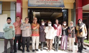 Menteri Pemberdayaan Perempuan dan Perlindungan Anak (PPPA), Arifatul Choiri Fauzi, melakukan kunjungan kemanusiaan dengan menjenguk seorang anak perempuan berusia 7 tahun yang menjadi korban kekerasan, di Rumah Sakit Bhayangkara Tingkat I Pusdokkes Polri, Jakarta Timur, Jumat 13 Juni 2025.