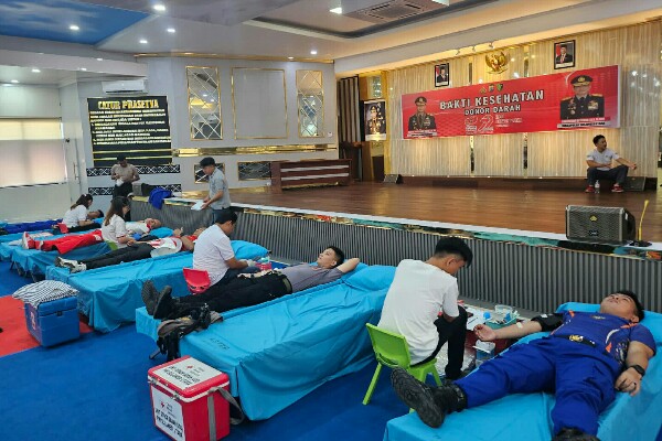 Bidang Dokkes Polda Sulawesi Utara dan Rumah Sakit Bhayangkara Tingkat III Manado bekerjasama dengan Unit Donor Darah (UDD) Palang Merah Indonesia (PMI) Provinsi Sulawesi Utara menggelar aksi donor darah di aula Catur Prasetya Polda Sulut, Rabu (25/6/2025).