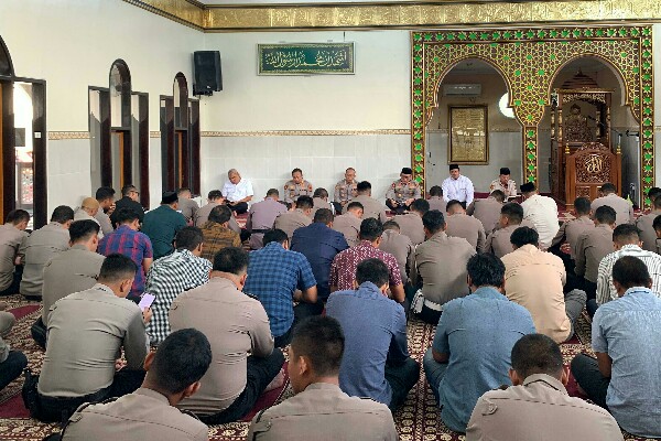 Wakapolda Sulawesi Utara Brigjen Pol Awi Setiyono mengingatkan personel Polri di Polda Sulut dan jajaran agar terus meningkatkan keimanan dan ketakwaan kepada Tuhan Yang Maha Esa.