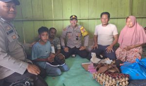 Raut wajah ceria nampak dari muka Galang Rawadhan (12) yang tinggal di Pulau Wakai Kecamatan Unauna Kabupaten Tojo Unauna (Touna) setelah mendapat kunjungan Kapolsek Unauna AKP Mustarim Abbas, Jumat (13/6/2025).