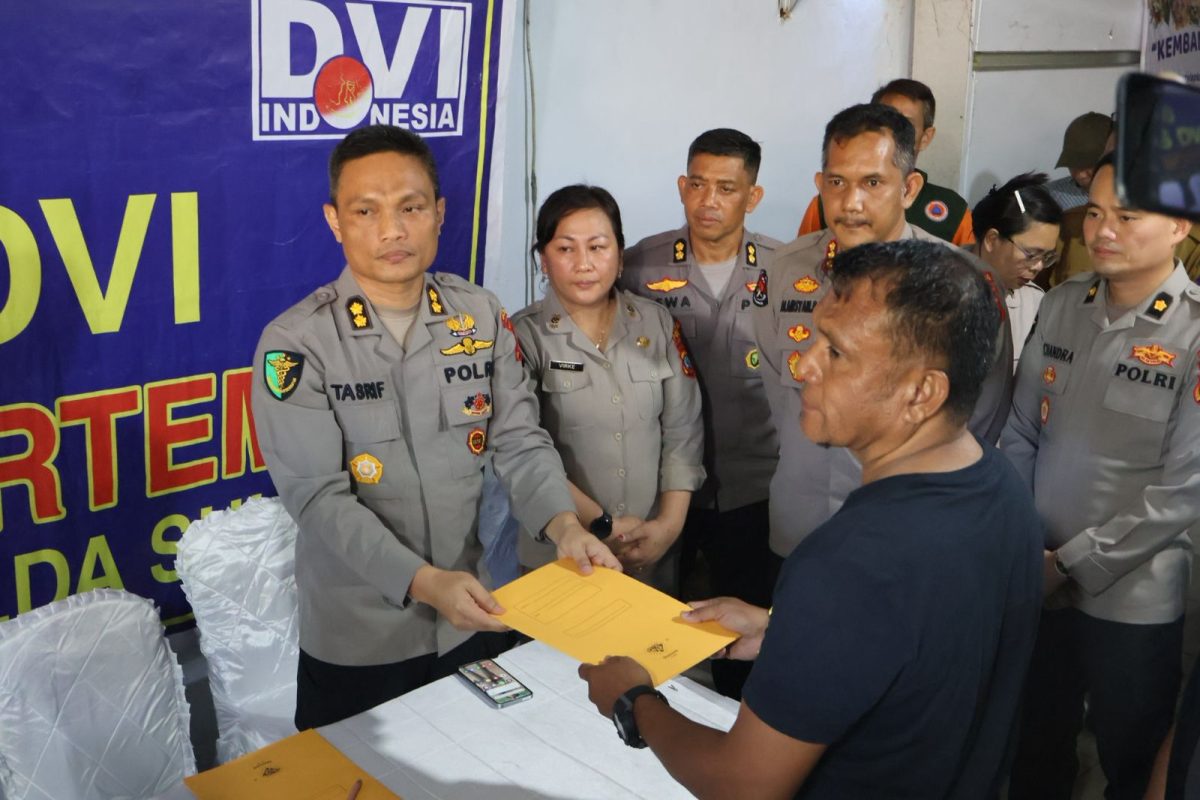 Tim Disaster Victim Identification (DVI) Polda Sulawesi Utara (Sulut) berhasil mengidentifikasi tiga jenazah korban terbakarnya KM Barcelona V A, yang terjadi pada Minggu, 20 Juli 2025 siang, di perairan Desa Talise, Kecamatan Likupang Barat, Kabupaten Minahasa Utara.