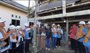 Manager PLN UP2K Sulteng, Rahmatan, Manager PLN UP3 Palu, Ansar, bersama Gubernur Sulawesi Tengah, Anwar Hafid, Bupati Sigi menyalakan listrik di rumah Ibu Santi, sebagai simbol hadirnya listrik PLN di Desa Olu, Kecamatan Lindu, Kabupaten Sigi pada Jumat (18/7)