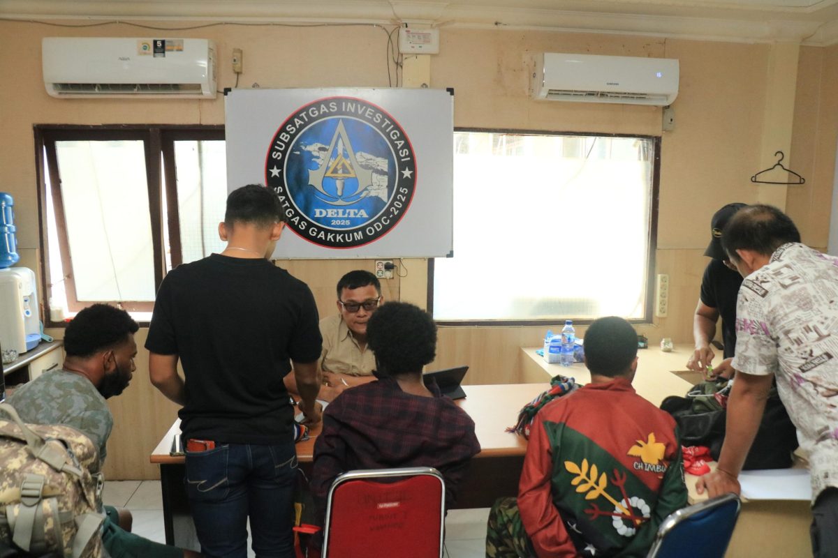 Satgas Operasi Damai Cartenz telah berhasil mengamankan terduga pelaku kepemilikan amunisi ilegal atas nama Yopi Balingga dan Oknis Faluk di Pelabuhan Kota Jayapura, Kamis (17/7/2025) pukul 12.40 WIT.