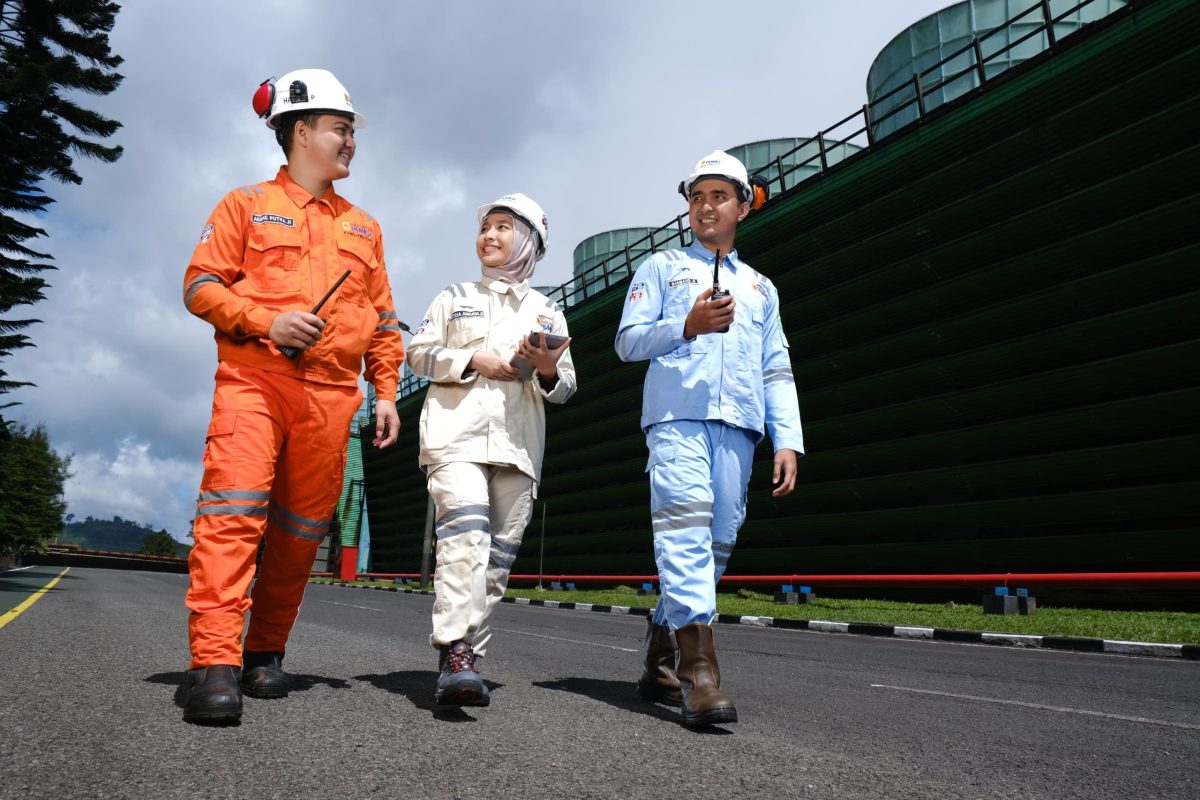 Petugas PLN Indonesia Power tengah memastikan keandalan Pembangkit Listrik Tenaga Panas Bumi (PLTP) Kamojang berkapasitas 140 megawatt (MW). PLTP Kamojang ini menjadi salah satu pembangkit PLN yang berkontribusi dalam layanan Renewable Energy Certificate (REC).