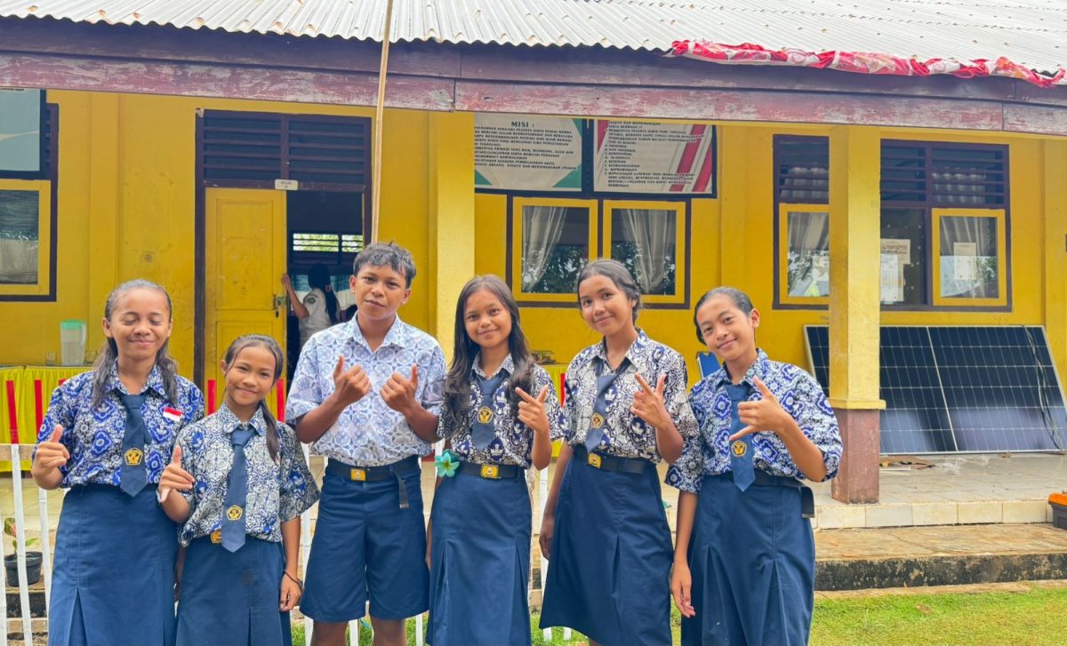 PLN Unit Pelaksana Pelayanan Pelanggan (UP3) Tahuna melakukan pemasangan Supersun di SMP Negeri 3 Satu Atap (Satap), Desa Beeng Laut.