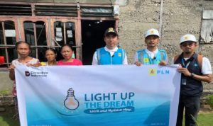 PLN Unit Pelaksana Pelayanan Pelanggan (UP3) Tahuna resmi melakukan penyambungan listrik gratis melalui program Light Up The Dream, Kamis (26/6) untuk 19 keluarga kurang mampu di Desa Lipang, Kabupaten Kepulauan Sangihe.