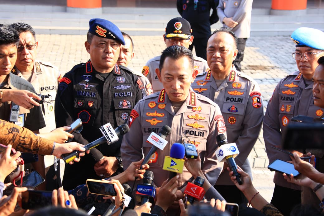 Presiden Republik Indonesia menyempatkan diri menjenguk anggota Polri yang menjadi korban saat mengamankan aksi kerusuhan baru-baru ini.