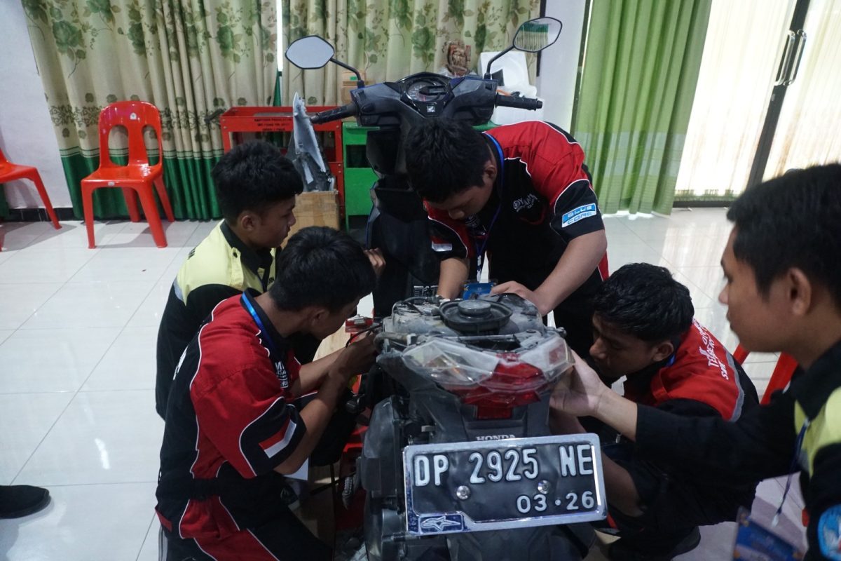 PT PLN (Persero) Unit Induk Distribusi Sulawesi Utara Sulawesi Tengah dan Gorontalo (UID Suluttenggo) melalui Unit Pelaksana Pelayanan Pelanggan (UP3) Palu melaksanakan kegiatan Pelatihan & Praktik Edukasi Ekosistem Green Energy yang menjadi bagian dari program Tanggung Jawab Sosial dan Lingkungan (TJSL) PLN.