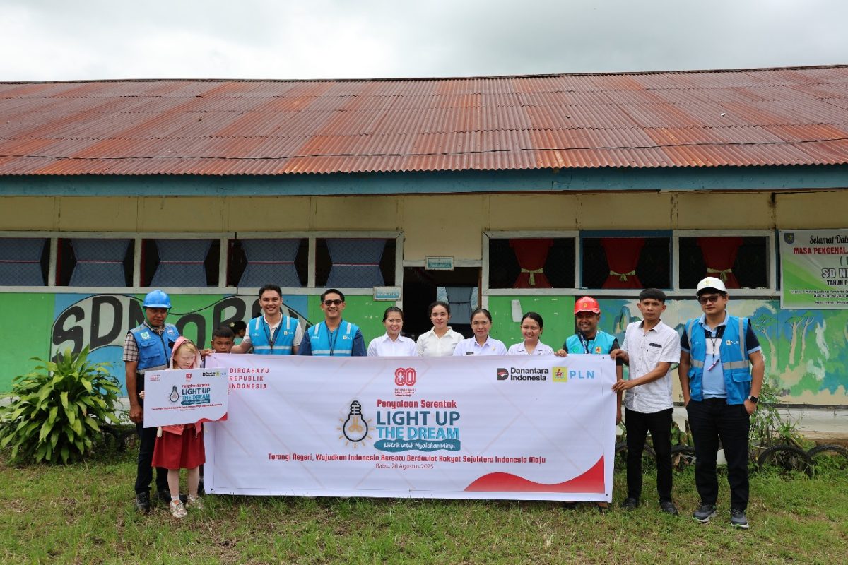 PT PLN (Persero) Unit Pelaksana Pelayanan Pelanggan (UP3) Kotamobagu melaksanakan kegiatan Light Up The Dream (LUTD) berupa penyambungan listrik gratis di SDN Oboy, Desa Ponompiaan, Kecamatan Dumoga Timur, Kabupaten Bolaang Mongondow, Sulawesi Utara. Rabu (20/08).