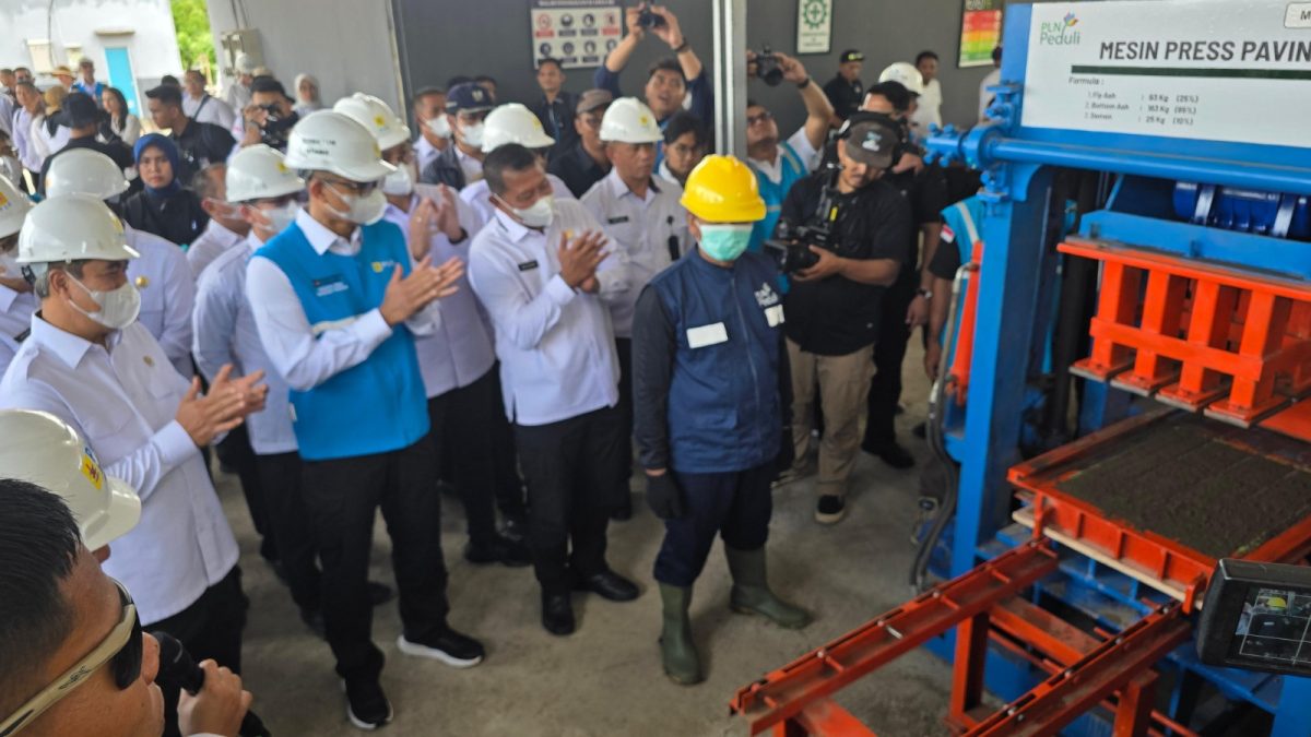 Menteri Imigrasi dan Pemasyarakatan (Imipas), Agus Andrianto (kiri), Direktur Jenderal Pemasyarakatan, Mashudi (ketiga dari kiri) dan Direktur Utama PLN, Darmawan Prasodjo (kedua dari kiri) menyaksikan proses pengolahan FABA menjadi paving block oleh warga binaan di workshop FABA Lapas Nusakambangan, Cilacap, Jawa Tengah, pada Selasa (9/9).