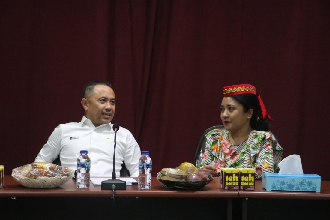 Direktur Manajemen Pembangkitan PT PLN (Persero), Rizal Calvary Marimbo (kiri) bersama dengan PLT Rektor Universitas Sintuwu Maroso, Dr. Novalita Fransisca Tungka, S.S., M.Pd.