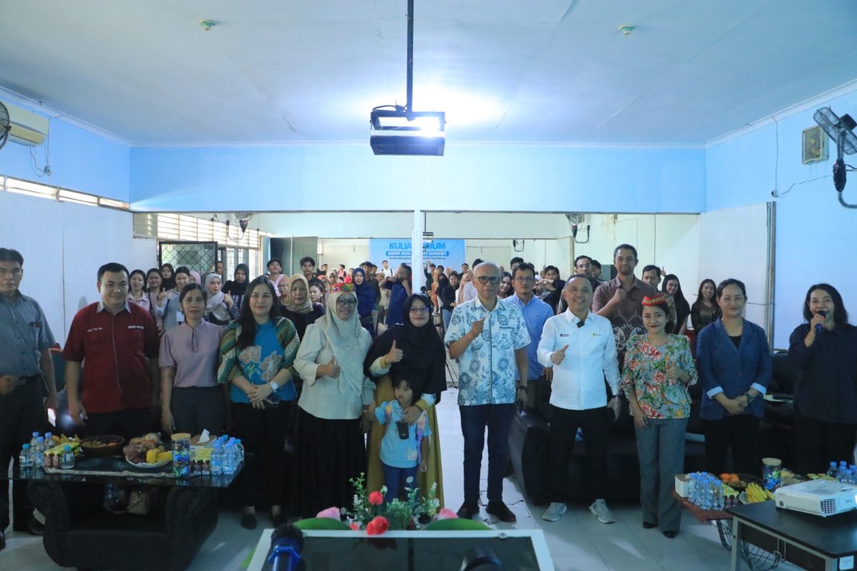 Direktur Manajemen Pembangkitan PT PLN (Persero), Rizal Calvary Marimbo melakukan foto bersama seluruh Mahasiswa dan Civitas Akademika Universitas Sintuwu Maroso yang mengikuti sesi Kuliah Umum.