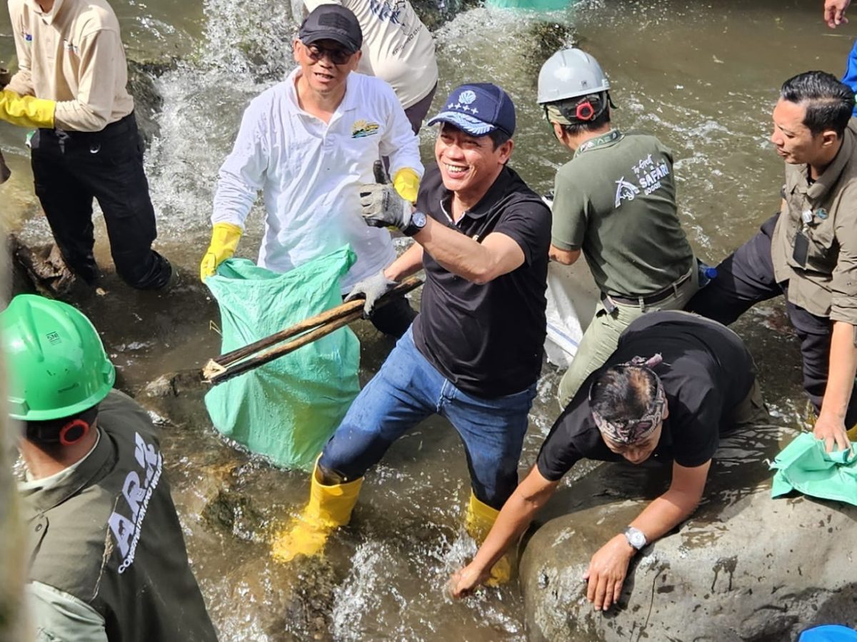 T PLN (Persero) bersama Kementerian Lingkungan Hidup/Badan Pengendalian Lingkungan Hidup menggelar aksi bersih-bersih Daerah Aliran Sungai (DAS) Ciliwung di Sungai Pasar, Cisarua, Bogor, Jumat (3/10).