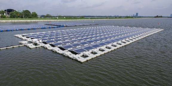 Pemerintah Indonesia menunjukkan komitmen serius dalam mempercepat transisi energi nasional melalui pengembangan Pembangkit Listrik Tenaga Surya (PLTS) berkapasitas 100 gigawatt (GW).