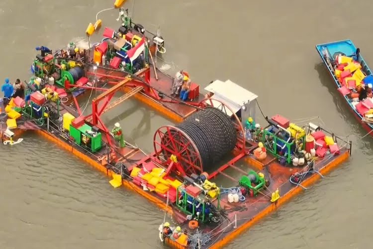PT PLN (Persero) PT PLN (Persero) memperkuat kelistrikan di Pulau Nusakambangan dengan membangun jaringan listrik kabel laut berkapasitas 2 x 10,23 megawatt (MW), proyek ini bertujuan meningkatkan keandalan pasokan listrik.