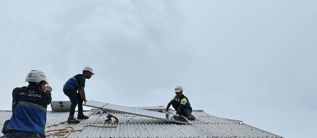 Terangi Masa Depan: PLN UP3 Tahuna Dukung Revitalisasi dan Digitalisasi Sekolah Lewat Supersun di Desa Beeng