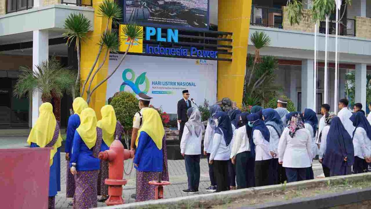 PLN Indonesia Power Unit Bisnis Pembangkitan (UBP) Jeranjang saat seluruh pegawai melaksanakan upacara peringatan Hari Listrik Nasional (HLN) ke-80, Senin (27/10/2025).