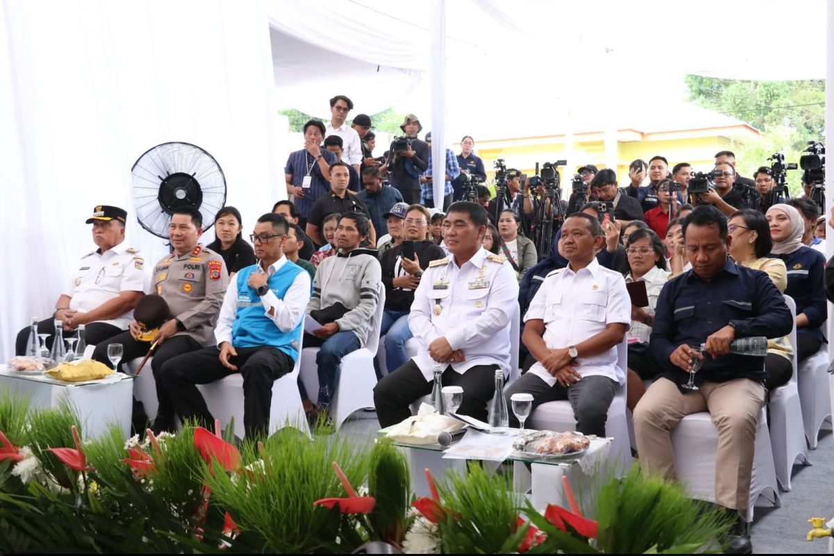Menteri Energi dan Sumber Daya Mineral (ESDM) RI, Bahlil Lahadalia, bersama Direktur Utama PLN Darmawan Prasodjo, melakukan kunjungan kerja ke Desa Winebetan, Kecamatan Langowan Selatan, Kabupaten Minahasa, Sulawesi Utara, Rabu (29/10/2025).