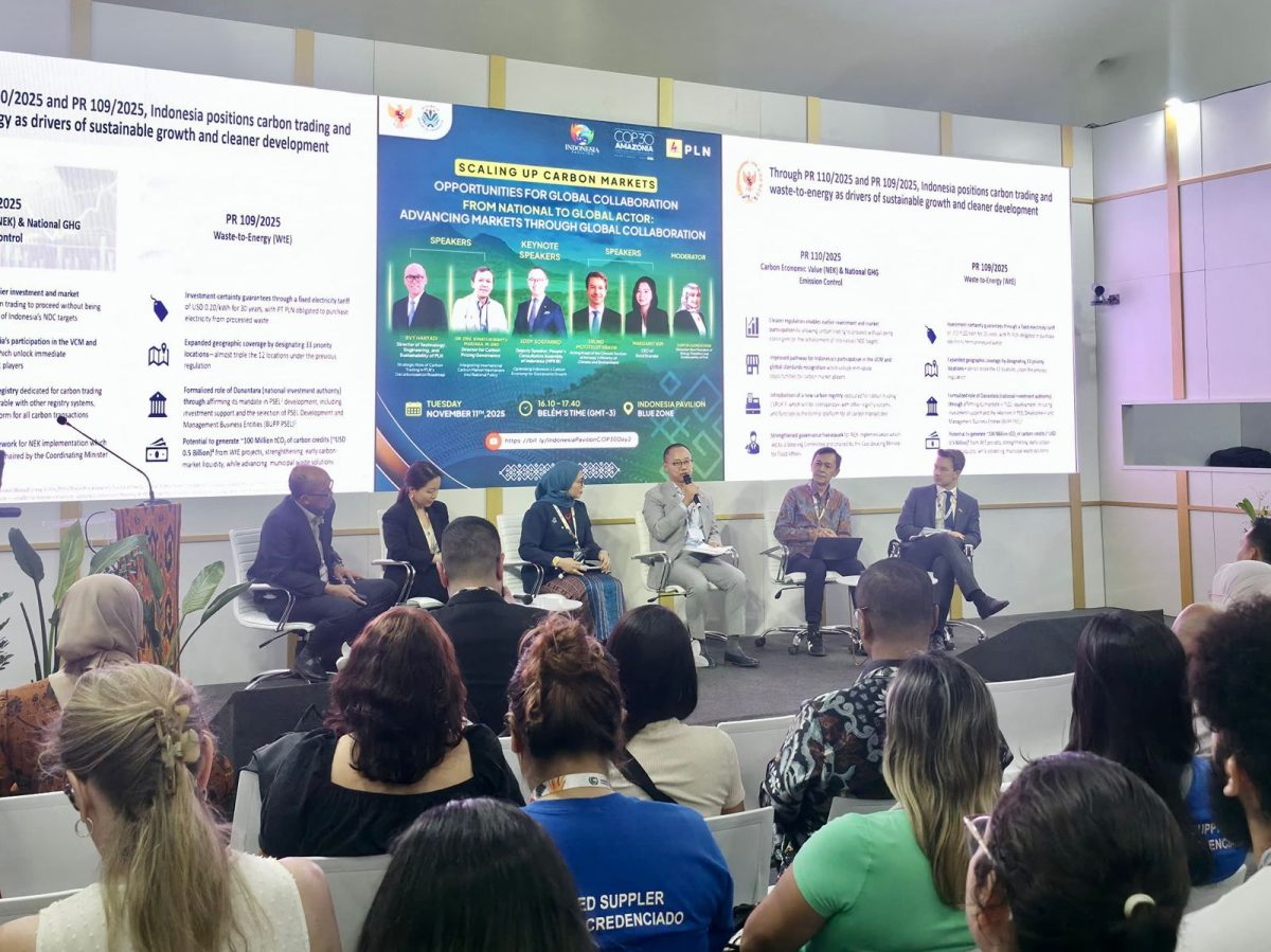 PT PLN (Persero) menegaskan perannya sebagai motor dekarbonisasi Indonesia dengan mendorong pengembangan pasar karbon nasional yang terintegrasi dengan standar global.