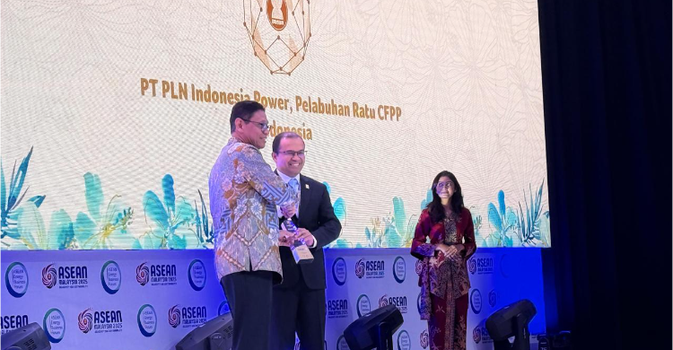 Direktur Operasi Pembangkitan Batubara PLN Indonesia Power, M. Hanafi Nur Rifai, menerima penghargaan ASEAN Coal Awards 2025 untuk kategori Clean Coal Technology Utilization yang diraih oleh PLTU Pelabuhan Ratu, dalam seremoni penganugerahan di Kuala Lumpur, Malaysia. (Foto: Dok. PLN Indonesia Power)