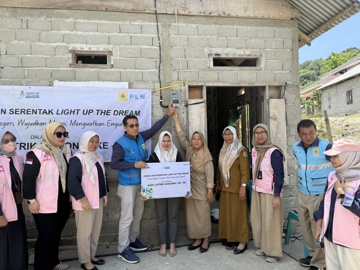 PLN UID Suluttenggo PT PLN (Persero) Unit Induk Distribusi Sulawesi Utara, Sulawesi Tengah, dan Gorontalo (PLN UID Suluttenggo) menyalakan harapan bagi 165 keluarga pra-sejahtera melalui program sosial Light Up The Dream (LUTD