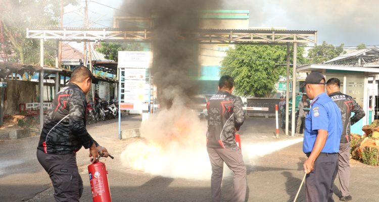 PLN UID Suluttenggo PT PLN (Persero) Unit Induk Distribusi (UID) Sulawesi Utara, Sulawesi Tengah, dan Gorontalo (Suluttenggo) menggelar Sosialisasi Sistem Manajemen Pengamanan dan Simulasi Tanggap Darurat. Kegiatan ini dilaksanakan di Aula Klabat Kantor Induk PLN UID Suluttenggo pada Rabu (13/5).