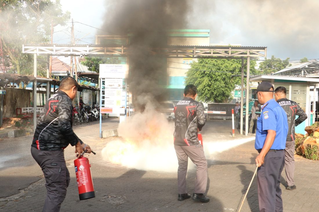 PT PLN (Persero) Unit Induk Distribusi (UID) Sulawesi Utara, Sulawesi Tengah, dan Gorontalo (Suluttenggo) menggelar Sosialisasi Sistem Manajemen Pengamanan dan Simulasi Tanggap Darurat. Kegiatan ini dilaksanakan di Aula Klabat Kantor Induk PLN UID Suluttenggo pada Rabu (13/5).