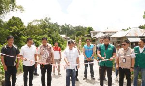 Tampak hadir Manager PLN UP3 Manado Revi Aldrian, Kepala Dinas Perumahan dan Kawasan Permukiman Kabupaten Minahasa Daudson Elie Alpius Rombon, S.T., Manager Sub Bidang Komunikasi dan TJSL PLN UID Suluttenggo Noven Koropit, serta Camat Langowan Utara Everton A. Rantung, SH.