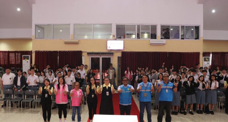 PT PLN (Persero) Unit Induk Distribusi (UID) Sulawesi Utara, Sulawesi Tengah, dan Gorontalo (Suluttenggo) melalui komunitas perempuan tangguhnya sukses menggelar program Tanggung Jawab Sosial dan Lingkungan (TJSL) bertajuk "Srikandi Goes To School – Electricity for a Brighter Future".