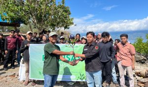 PT PLN (Persero) Unit Pelaksana Pelayanan Pelanggan (UP3) Palu menggelar aksi nyata peduli bumi melalui penanaman 1.000 bibit mangrove dan aksi bersih pantai di kawasan Pantai Dupa, Kelurahan Layana, Teluk Palu, pada Sabtu (13/6).