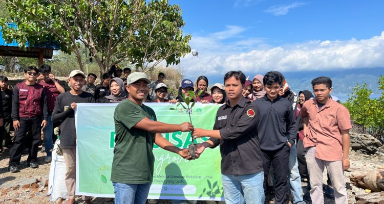 PLN UP3 PALU PT PLN (Persero) Unit Pelaksana Pelayanan Pelanggan (UP3) Palu menggelar aksi nyata peduli bumi melalui penanaman 1.000 bibit mangrove dan aksi bersih pantai di kawasan Pantai Dupa, Kelurahan Layana, Teluk Palu, pada Sabtu (13/6).