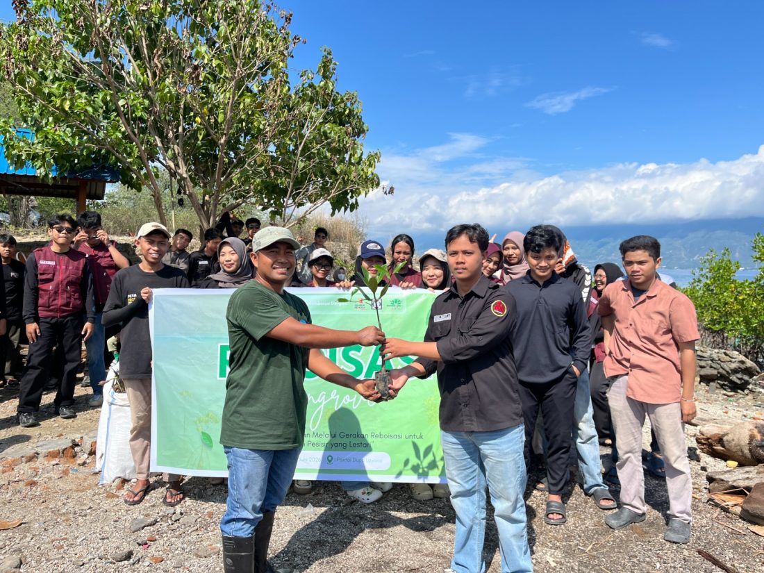 PT PLN (Persero) Unit Pelaksana Pelayanan Pelanggan (UP3) Palu menggelar aksi nyata peduli bumi melalui penanaman 1.000 bibit mangrove dan aksi bersih pantai di kawasan Pantai Dupa, Kelurahan Layana, Teluk Palu, pada Sabtu (13/6).