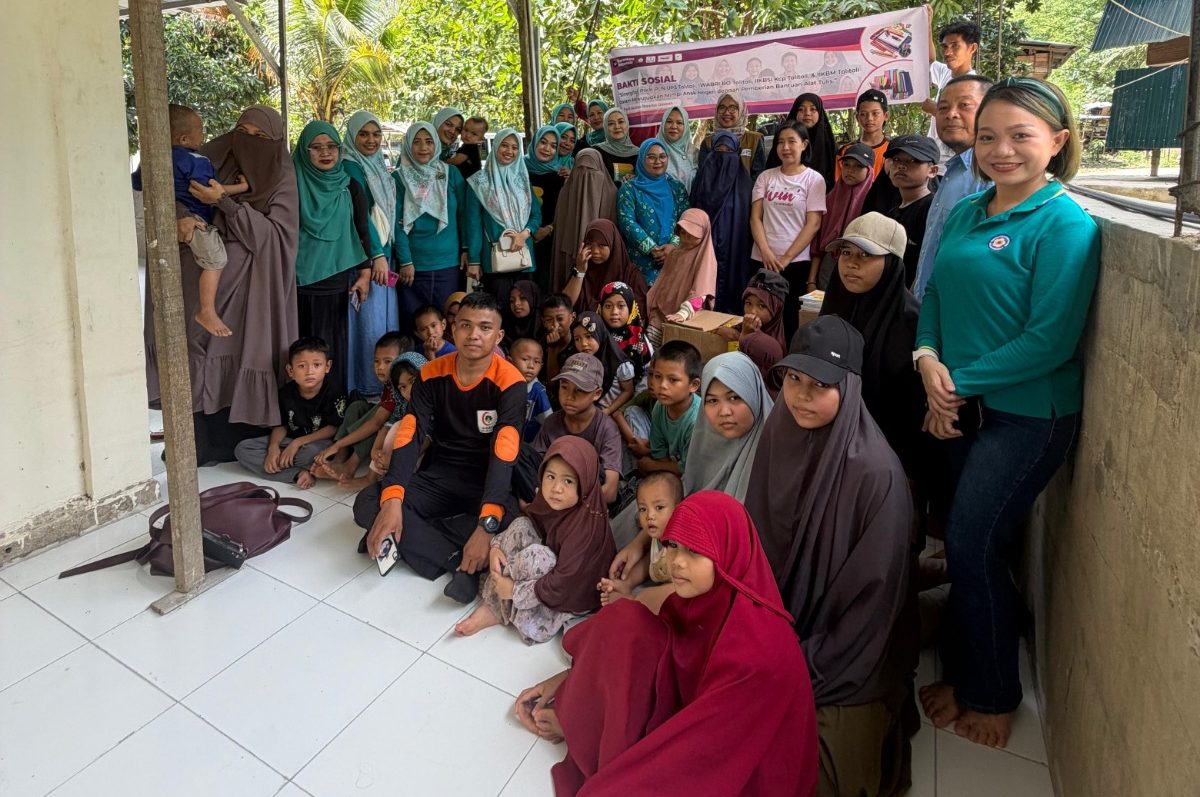PT PLN (Persero) Unit Pelaksana Pelayanan Pelanggan (UP3) Tolitoli bersama Yayasan Baitul Maal (YBM) PLN, Persatuan Istri Karyawan dan Karyawati (PIKK) PLN, serta Perwakilan Istri Pegawai Danantara menyalurkan bantuan perlengkapan belajar kepada anak-anak yang membutuhkan di Kabupaten Tolitoli, Minggu (20/7/2026).