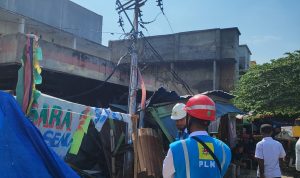 PT PLN (Persero) UP3 Palu bergerak cepat memulihkan pasokan listrik yang sempat terputus akibat tiang roboh di Jalan Bayam, kawasan Pasar Tradisional Inpres Manonda, Kecamatan Palu Barat.