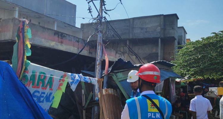 PT PLN (Persero) UP3 Palu bergerak cepat memulihkan pasokan listrik yang sempat terputus akibat tiang roboh di Jalan Bayam, kawasan Pasar Tradisional Inpres Manonda, Kecamatan Palu Barat.