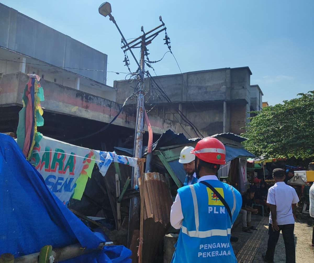 PT PLN (Persero) UP3 Palu bergerak cepat memulihkan pasokan listrik yang sempat terputus akibat tiang roboh di Jalan Bayam, kawasan Pasar Tradisional Inpres Manonda, Kecamatan Palu Barat.