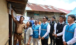 PT PLN (Persero) UP3 Kotamobagu menyerahkan bantuan pasang baru listrik gratis kepada enam keluarga kurang mampu di Kabupaten Bolaang Mongondow Timur.