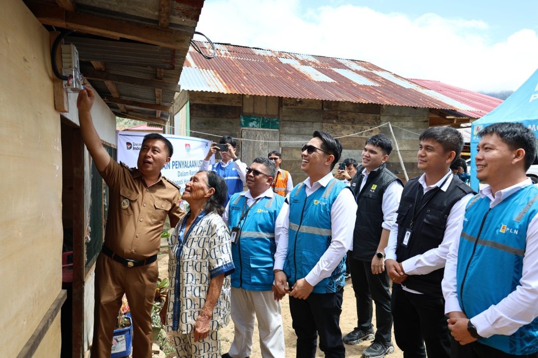 PT PLN (Persero) UP3 Kotamobagu menyerahkan bantuan pasang baru listrik gratis kepada enam keluarga kurang mampu di Kabupaten Bolaang Mongondow Timur.