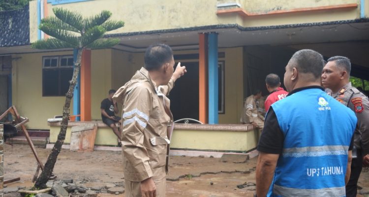 PLN UP3 Tahuna PT PLN (Persero) UP3 Tahuna bergerak cepat memulihkan sistem kelistrikan yang terdampak banjir dan tanah longsor di Kecamatan Tamako, Kabupaten Kepulauan Sangihe.