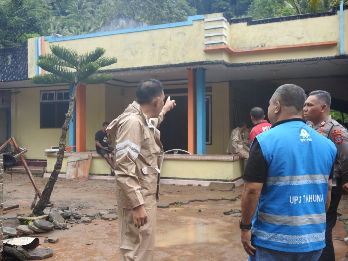 PT PLN (Persero) UP3 Tahuna bergerak cepat memulihkan sistem kelistrikan yang terdampak banjir dan tanah longsor di Kecamatan Tamako, Kabupaten Kepulauan Sangihe.