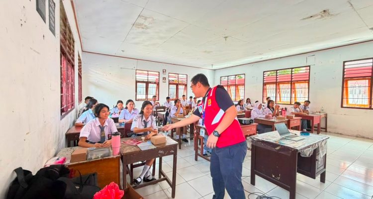 PT PLN (Persero) melalui Unit Pelaksana Pengatur Distribusi (UP2D) Suluttenggo menggelar program PLN Goes To School di SMA Negeri 3 Tuminting, Kota Manado,