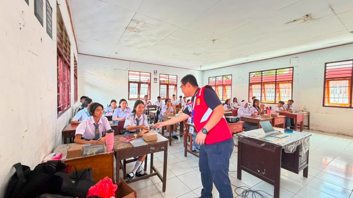 PT PLN (Persero) melalui Unit Pelaksana Pengatur Distribusi (UP2D) Suluttenggo menggelar program PLN Goes To School di SMA Negeri 3 Tuminting, Kota Manado,