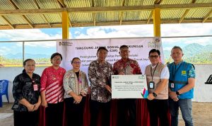 PLN UID Suluttenggo PLN UID Suluttenggo menyerahkan bantuan sarana pengairan berbasis listrik kepada Kelompok Tani Torout Jaya untuk mendorong modernisasi pertanian dan meningkatkan produktivitas.